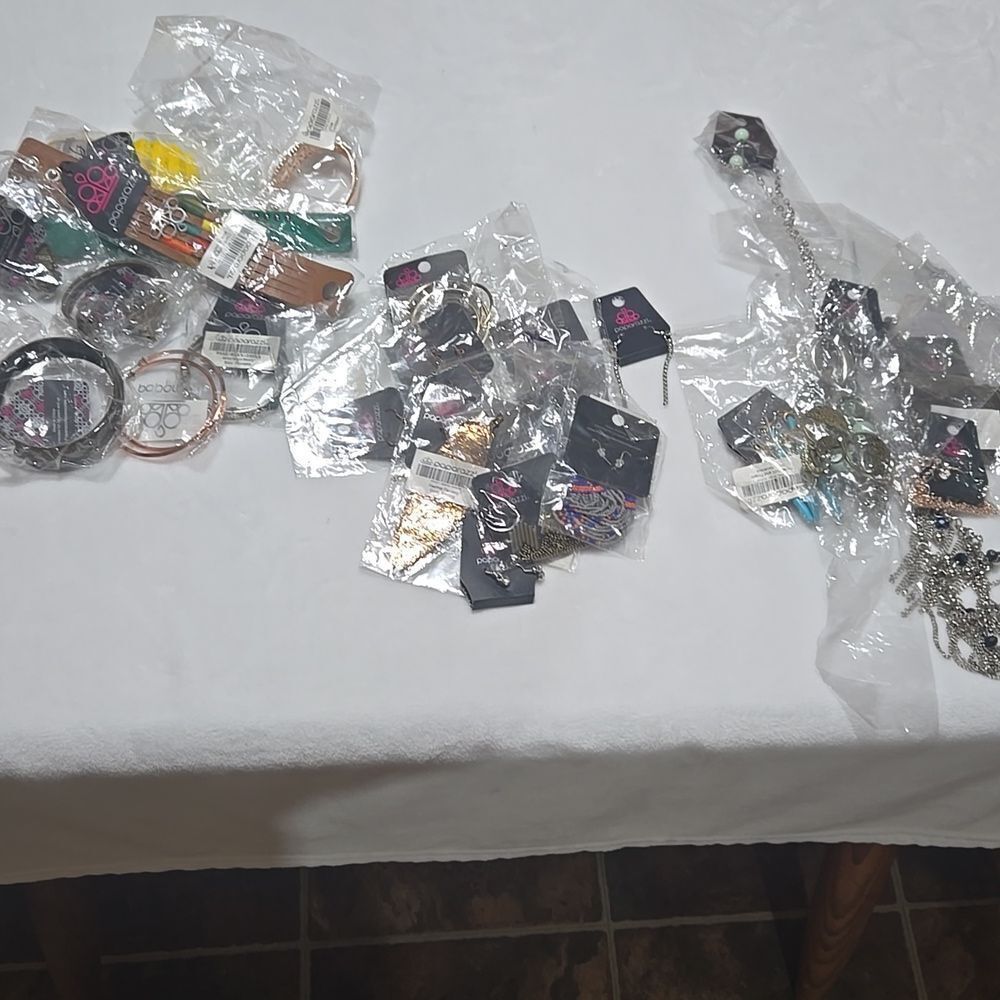 28 Pieces Of Paparazzi Jewlery